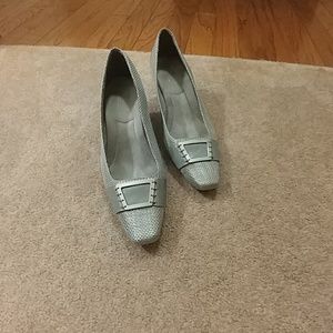 Woven silver/gray pumps